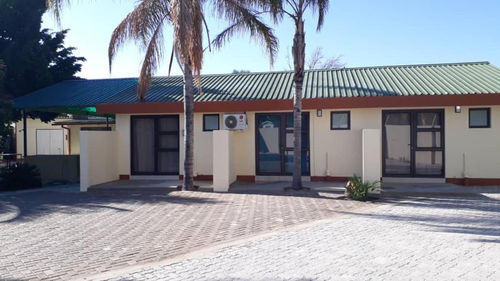 Hotel Ry Courtyard Oshakati Exterior foto
